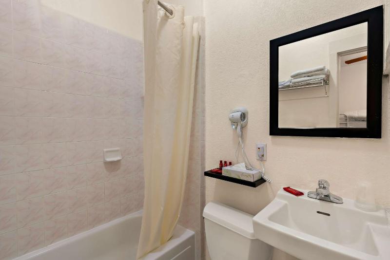 Queen Room with Bunk Bed - Non-Smoking image 4