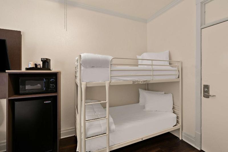 Queen Room with Bunk Bed - Non-Smoking image 2