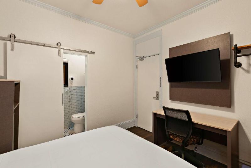 Queen Room - Non-Smoking image 2