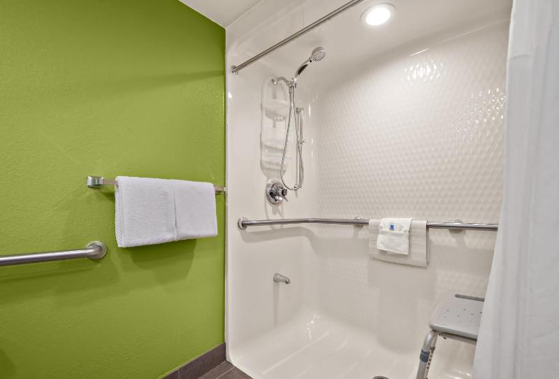 Business Room with Queen Bed Disability Access Roll-In Shower Non-Smoking image 3