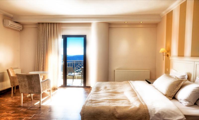 Deluxe Suite with Lake View image 3