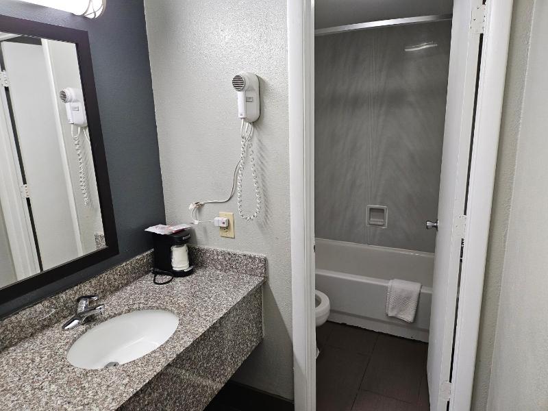 Double Room with Two Double Beds - Smoking image 2