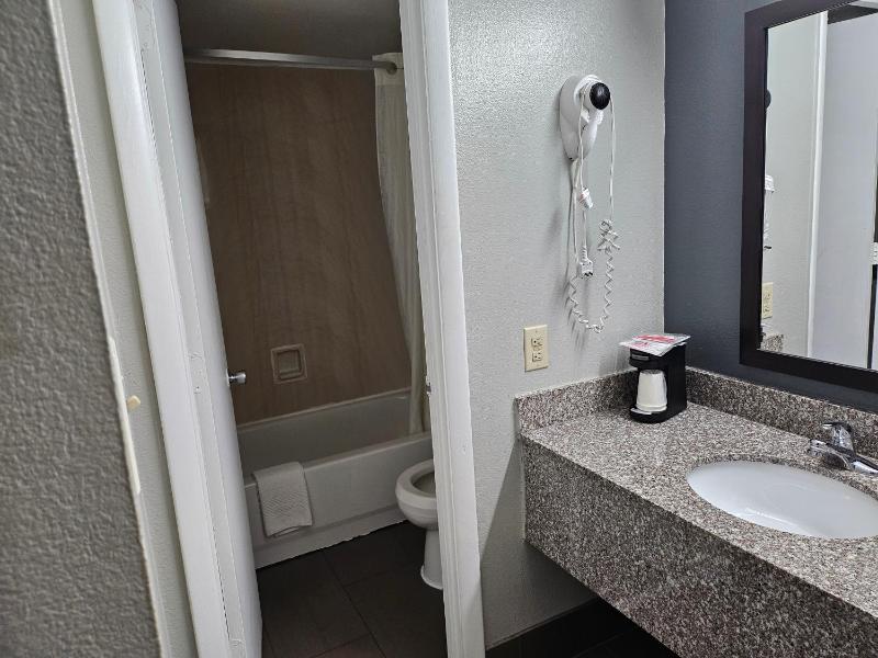 King Room - Non-Smoking image 2