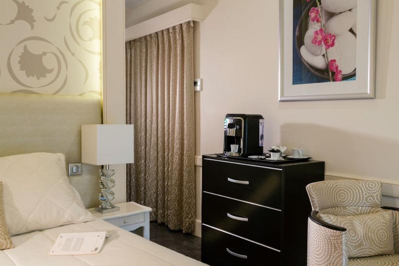 Double Room image 3