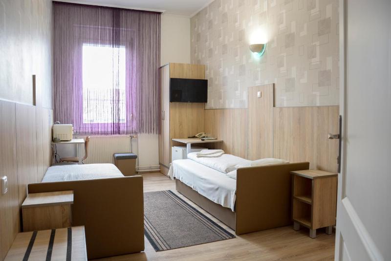 Twin Room with Bathroom image 2