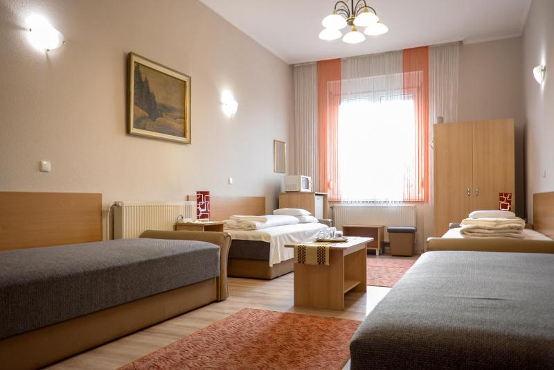 Quadruple Room with Bathroom image 2