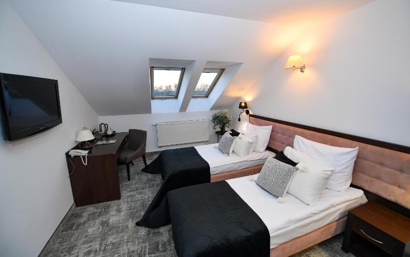 Twin Room image 4