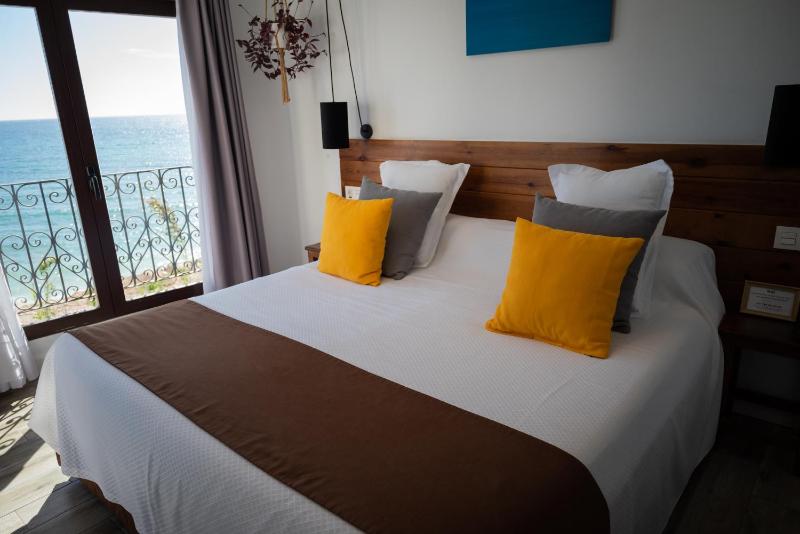 Double or Twin Room with Sea View image 4
