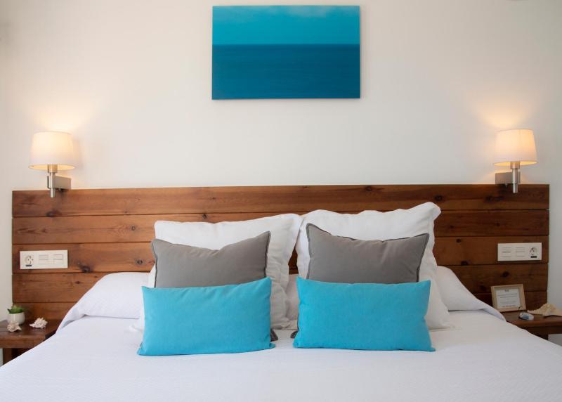 Double or Twin Room with Sea View image 4