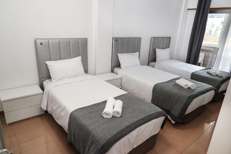 Basic Triple Room with Shared Bathroom image 1