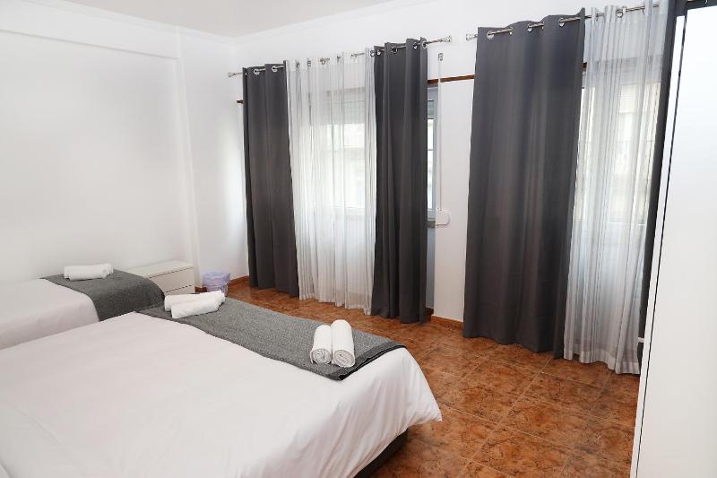 Basic Triple Room with Shared Bathroom image 2