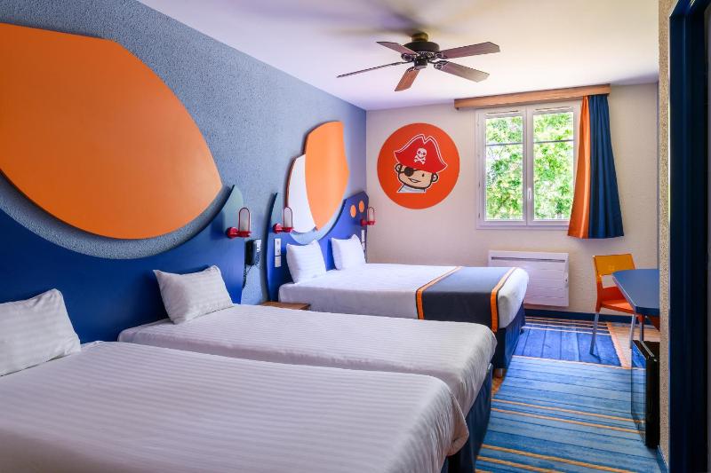 Quadruple Room with Twin Beds image 1
