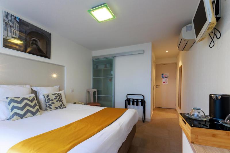 Deluxe Double Room with Balcony image 2