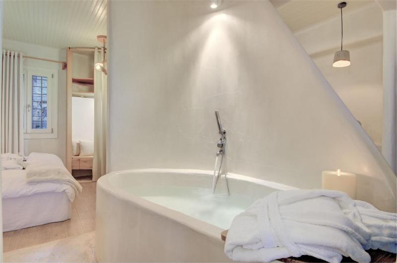 Deluxe Suite (2-4 Adults) image 3