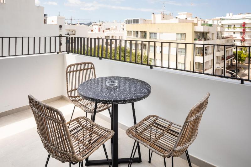 One-Bedroom Apartment with Balcony image 4
