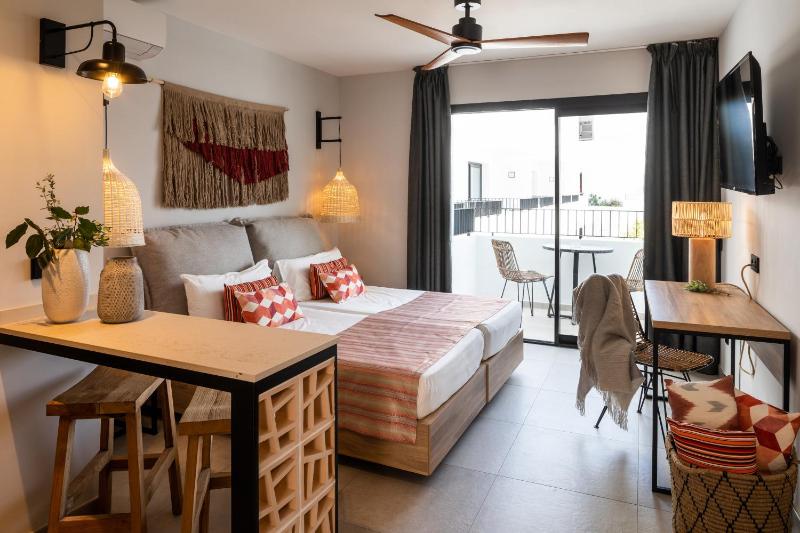 Studio with Balcony (2 Adults) image 1