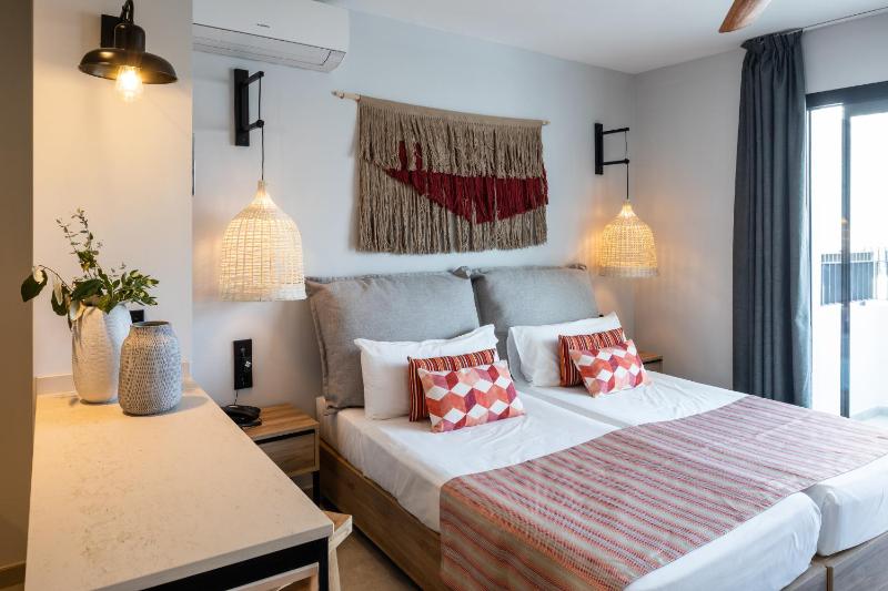 Studio with Balcony (2 Adults) image 4