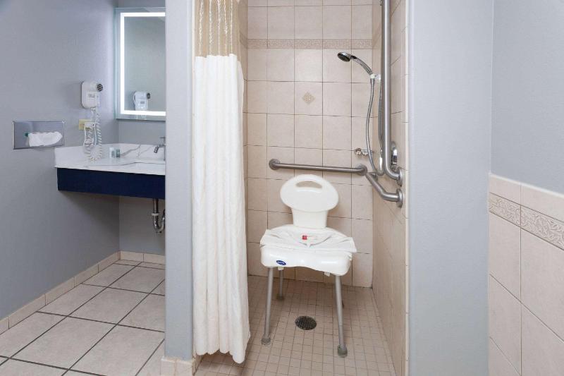 King Room with Roll-in Shower - Mobility Access/Non-Smoking image 3