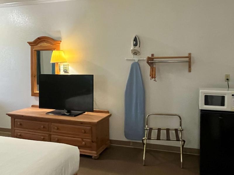 Queen Room - Disability Access - Non-Smoking image 2