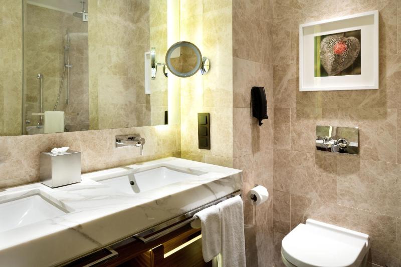 Deluxe King Room image 4