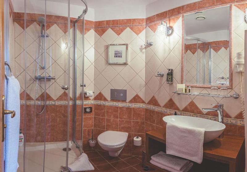 Twin Room with Private Bathroom image 4