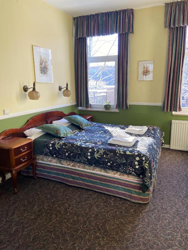 Double or Twin Room image 4