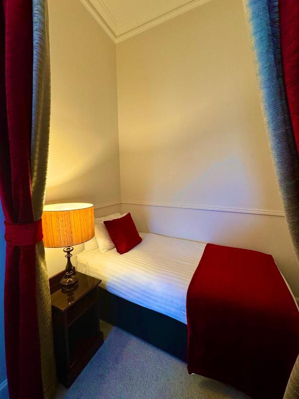 Deluxe Family Room image 4