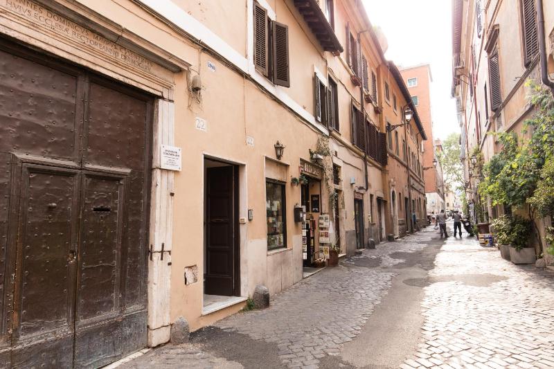 Two-Bedroom Apartment - Separate Building, Address: Via della Lungaretta n.22/B image 2