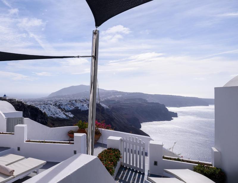 Honeymoon Cave Suite with Two Hot Tubs image 1