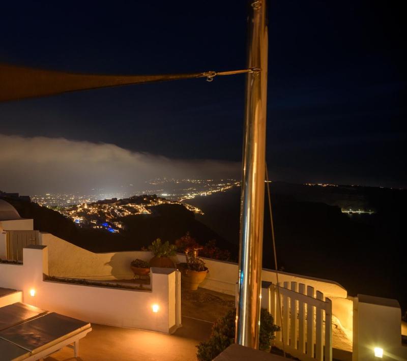 Honeymoon Cave Suite with Two Hot Tubs image 2