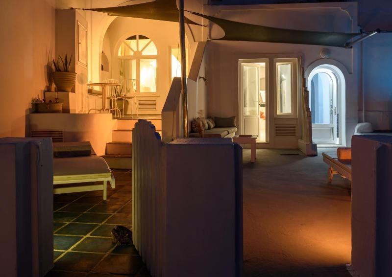 Honeymoon Cave Suite with Two Hot Tubs image 4