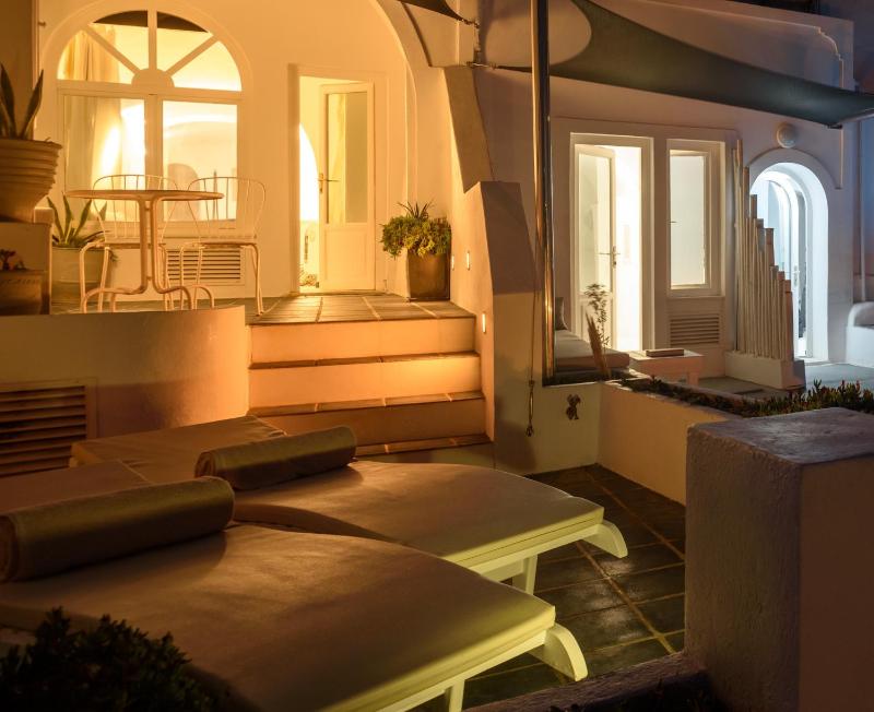 Honeymoon Cave Suite with Two Hot Tubs image 3