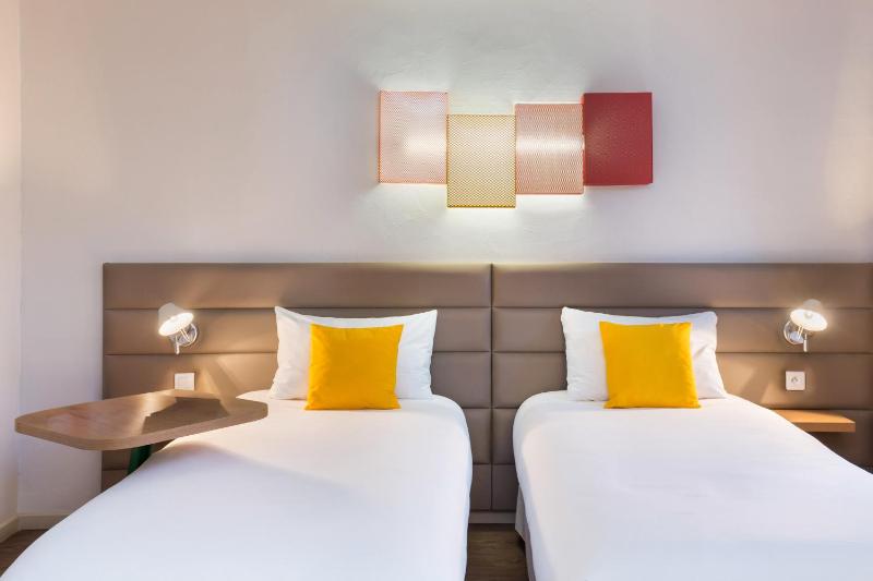 Standard Twin Room image 2