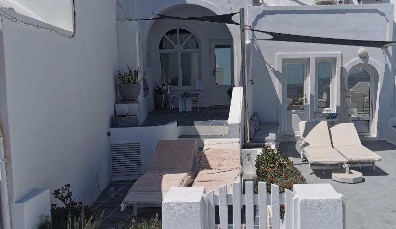 Cave two bedroom apartment with hot tub image 3