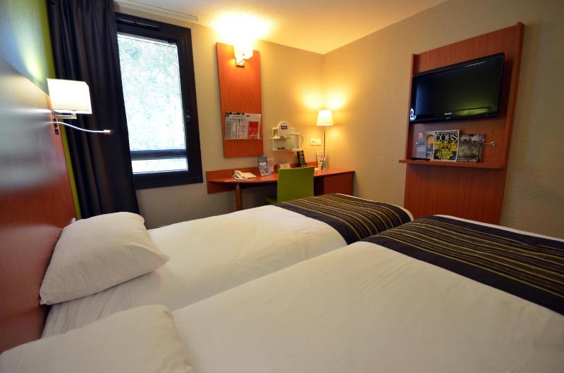 Standard Twin Room image 3