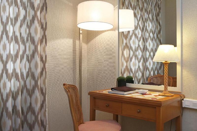 Plaza Double or Twin Room image 3