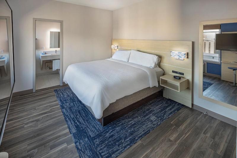 Standard King Room - High Floor image 4