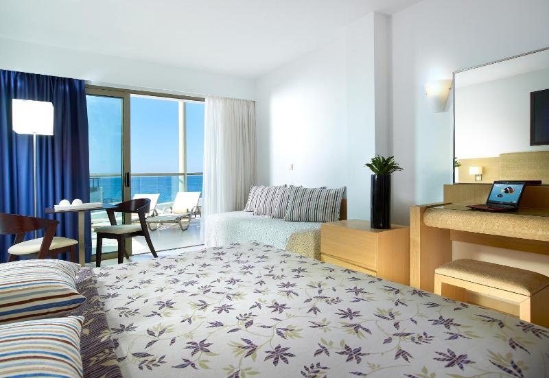 Superior Double Room with Sea View image 3