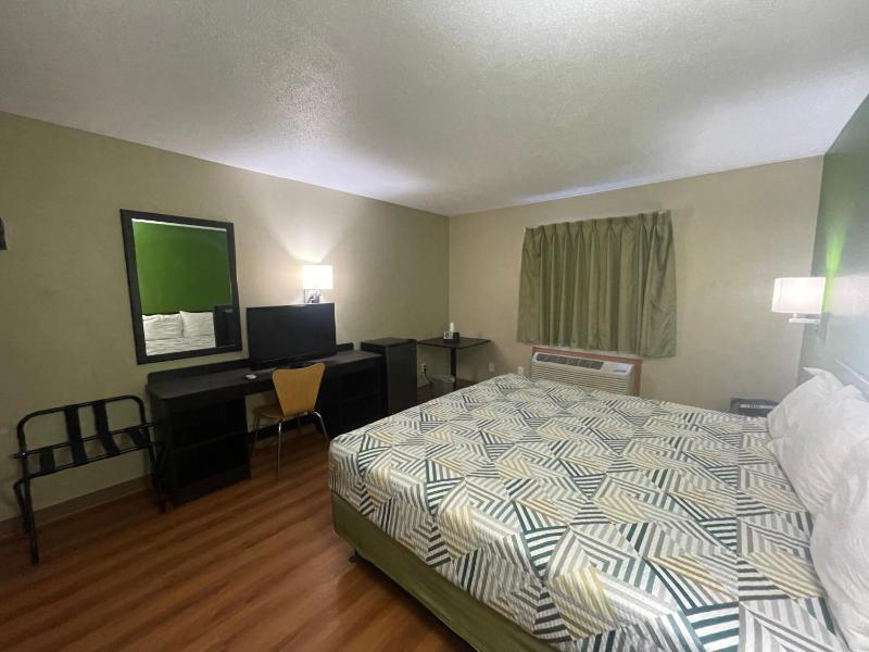 Standard King Room image 2