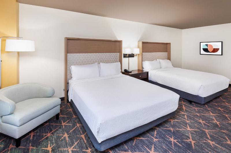 Standard Room with Two Queen Beds image 4