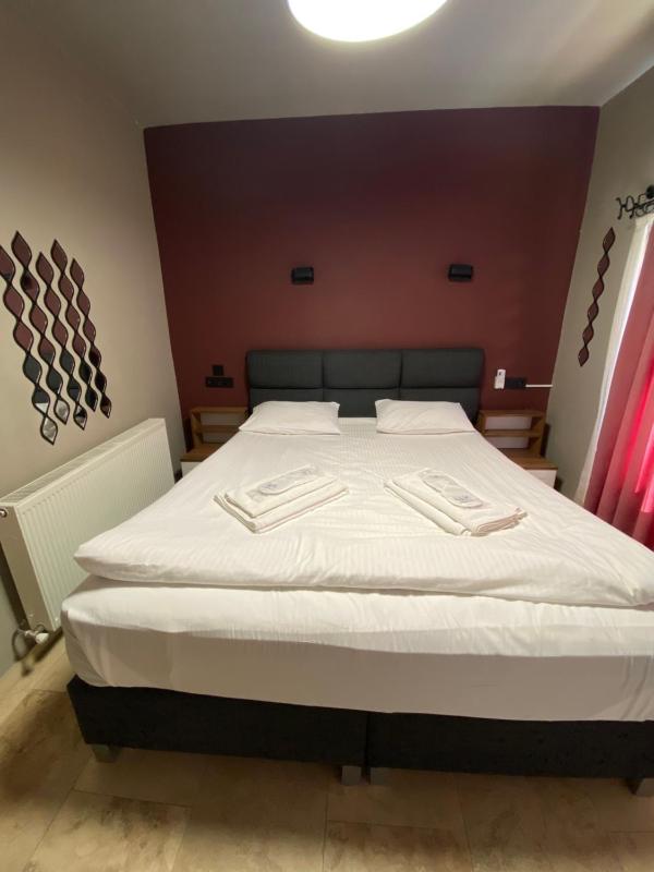 Double Room with Balcony image 2