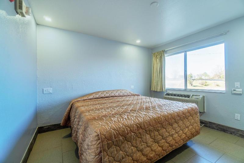 King Bed Accessible Non-Smoking image 1