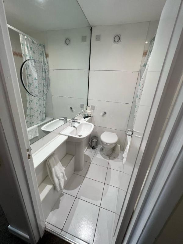 Twin Room image 1