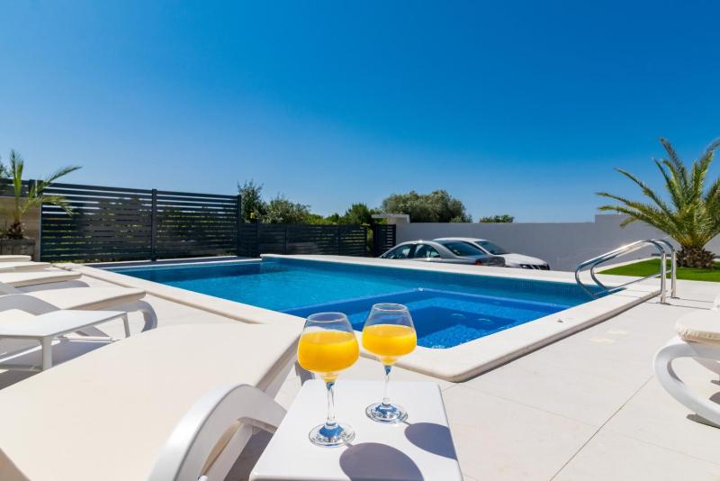 Villa Miaa newly built modern villa in Medulin for 9 people with heated swimming pool & jacuzzi - image 8