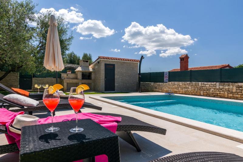 Villa Pietra for 6 people near Fažana with sea view - children playground & pet friendly - image 16