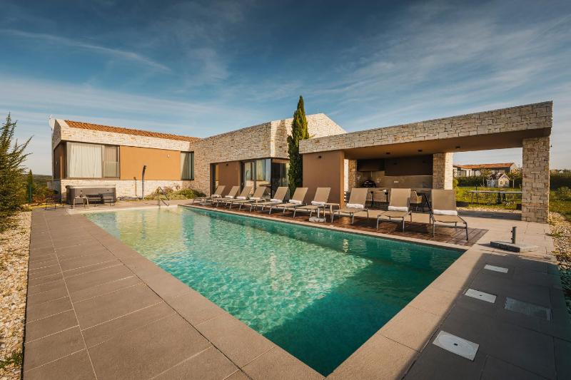 Villa Vigneto near Novigrad for 15 persons with sea view and whirlpool Images