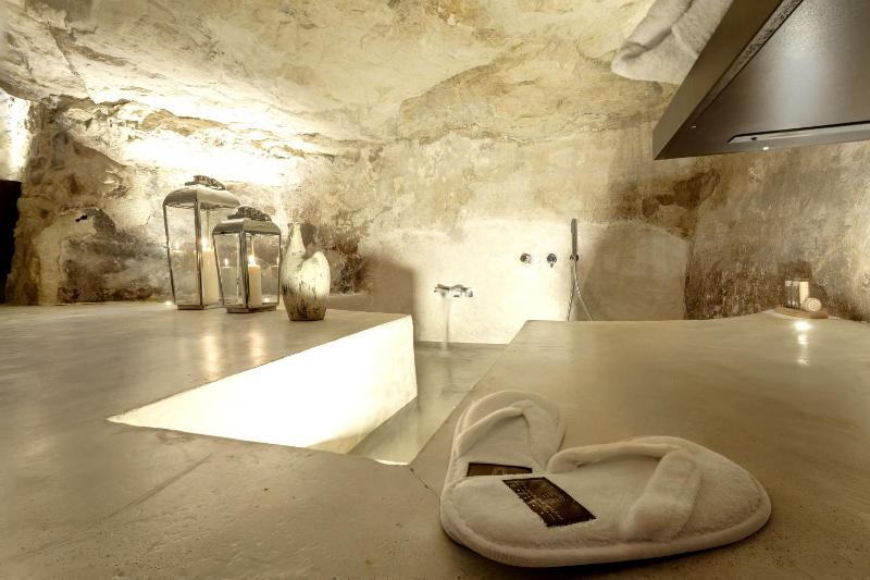 Luxury Suite with Spa Bath image 4