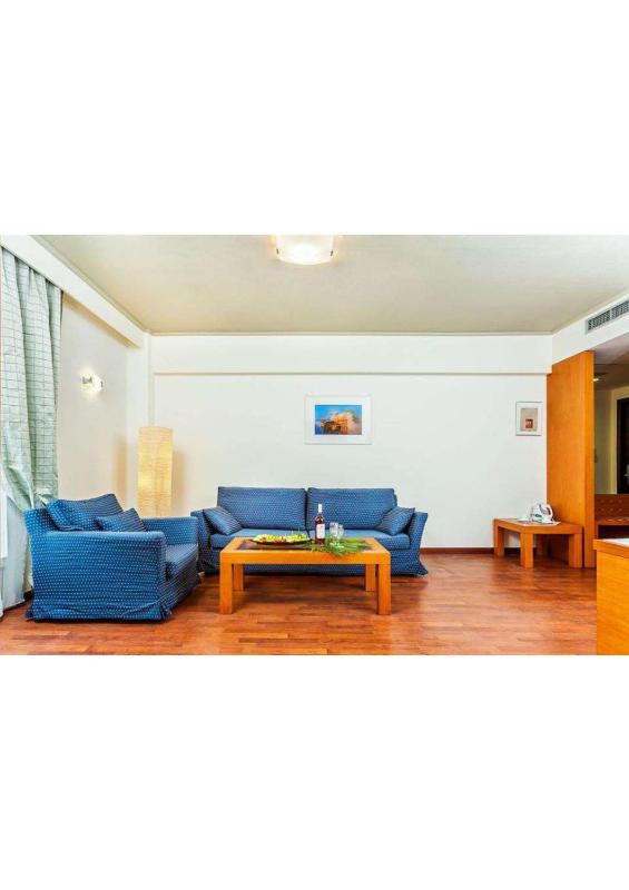 Deluxe Suite with Sea View image 2