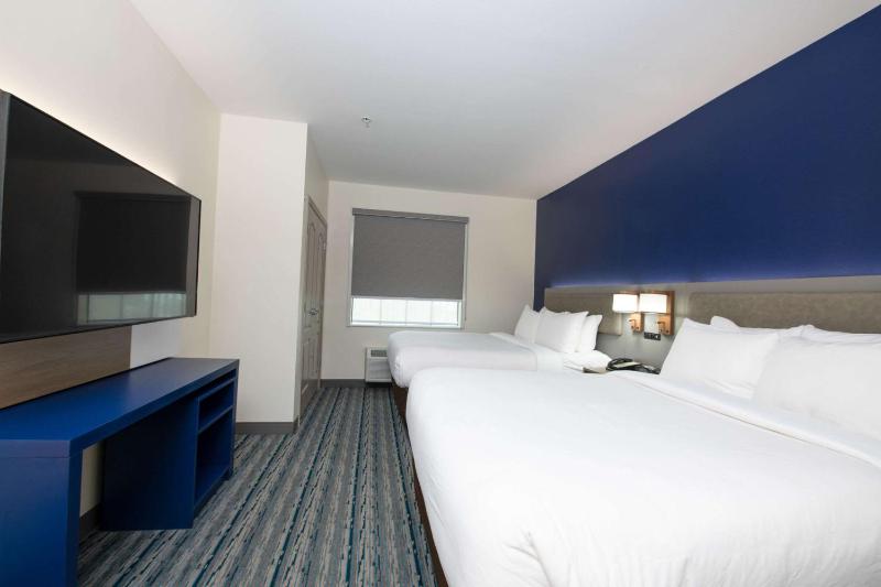 Queen Suite with Two Queen Beds - Accessible/Non-Smoking image 2