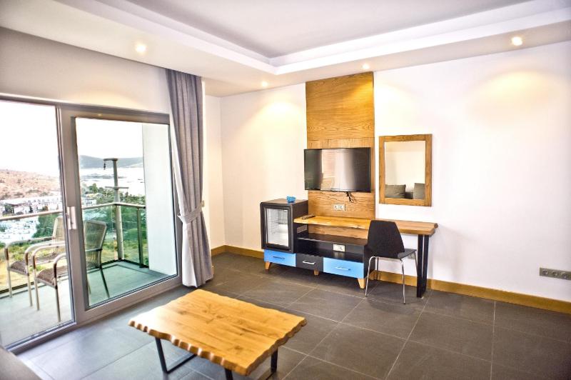 Deluxe Double Room with Sea View image 3